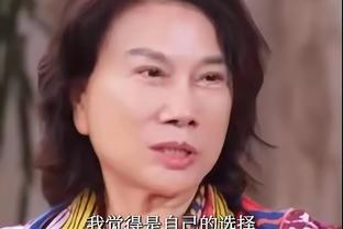 这么巧？当年金球奖女主持人采访C罗时肩带滑落