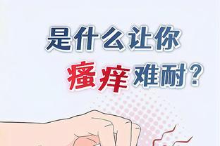 谦逊的总裁？C罗赛后与摄影师合影